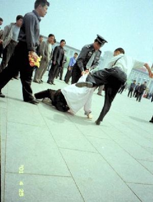 Policjanci w cywilu aresztują praktykujących Falun Gong na placu Tiananmen, Pekin, rok 1999 (Magazyn „Compassion”)