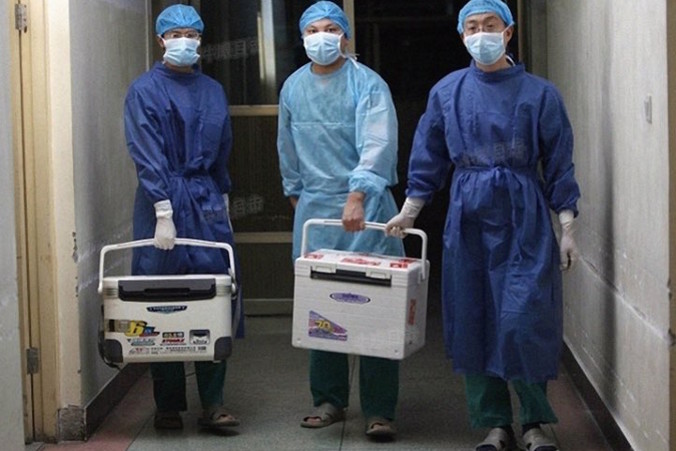 Chińscy lekarze niosą świeże organy do transplantacji w szpitalu w prowincji Henan, 16 września 2012 r. (Zrzut ekranu / Sohu.com)