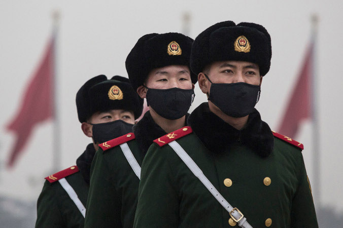  Chińska policja paramilitarna w Pekinie. 9 grudnia 2015 r. Chińscy hakerzy na usługach rządu stoją za ostatnimi cyberatakami na globalny system bankowy (Kevin Frayer / Getty Images)