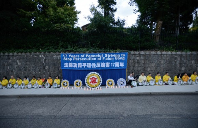 Praktykujący Falun Gong czuwają przy świecach przy chińskim konsulacie w Granville St. 19 lipca 2016 r., by upamiętnić wszystkie ofiary prześladowań Falun Gong w Chinach od rozpoczęcia przez chińską partię komunistyczną kampanii nienawiści 20 lipca 1999 r. (Da Yu / The Epoch Times)