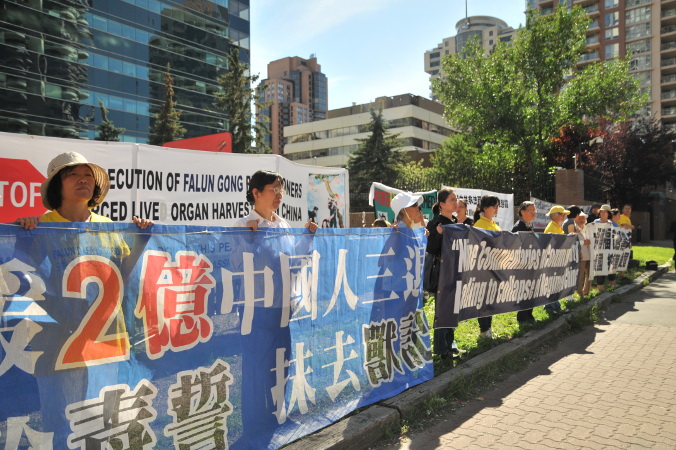 Praktykujący Falun Dafa przed chińskim konsulatem w Calgary na wiecu w rocznicę trwających już od 17 lat prześladowań praktykujących Falun Dafa w Chinach, 19 lipca 2016 r. (William Wong / The Epoch Times)