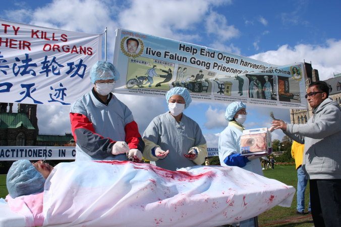 Inscenizacja grabieży organów dokonywanej na praktykujących Falun Gong w Chinach, wiec w Ottawie, Kanada 2008 r. (The Epoch Times)