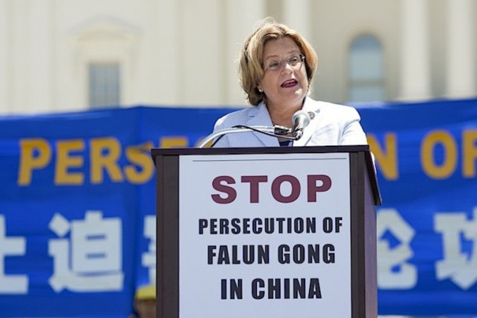 Kongresmenka Ileana Ros-Lehtinen (republikanka z Florydy) przemawia na wiecu na West Lawn przed Kapitolem w Waszyngtonie, czwartek 14 czerwca 2011 r. (Shaoshao Chen / The Epoch Times)